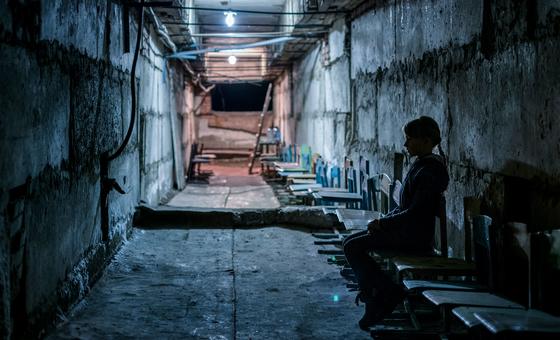 Una niña se resguarda en un refugio antibombas en el sótano de su escuela en la región de Donetsk, en Ucrania (foto de archivo).